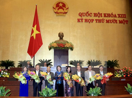 Chủ tịch Quốc hội Nguyễn Thị Kim Ngân tặng hoa một số vị nguyên thành viên Ủy ban Thường vụ Quốc hội, Chủ tịch Hội đồng Dân tộc, Tổng Kiểm toán Nhà nước đã được Quốc hội biểu quyết thông qua Nghị quyết miễn nhiệm.